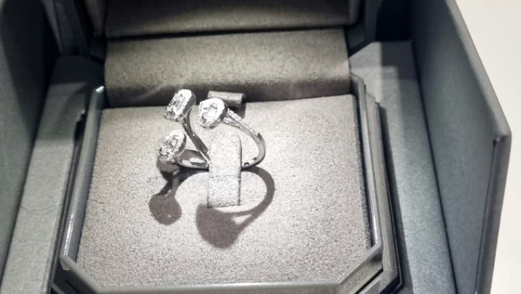 Carinici na "Tesli" u ručnom prtljagu pronašli nov dijamantski prsten procenjen na 8.500 evra