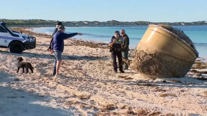 Policija istražuje džinovski metalni predmet pronađen na plaži u Australiji: Apel građanima da se ne približavaju