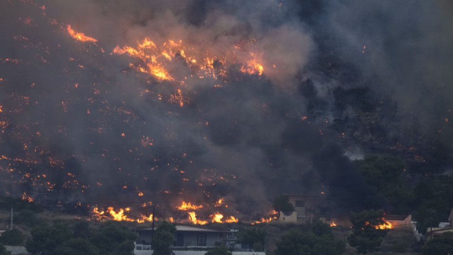 Vatrogasci se bore sa požarima u Grčkoj, hiljade dece evakuisano iz kampa
