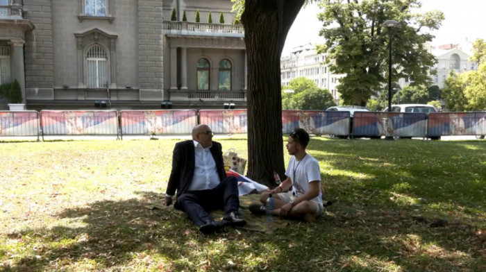 Studenta iz Niša koji štrajkuje glađu ispred Predsedništva posetio Vladimir Đukanović