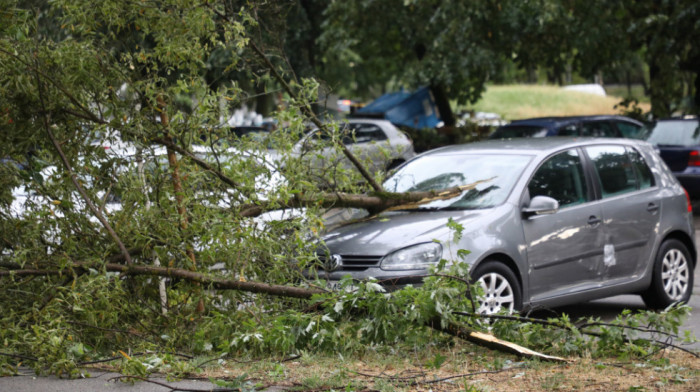 Jedna žena poginula u oluji u Brčkom, 20 osoba zatražilo medicinsku pomoć
