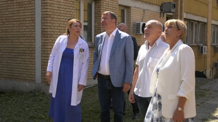 Mirović obišao bolnicu i vrtić koji su pretpeli štetu u nevremenu: Pomoć već u narednim danima