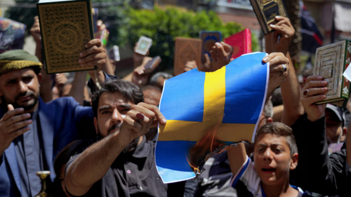 Na hiljade muslimana protestovalo zbog skrnavljenja Kurana, gazili i palili zastavu Švedske