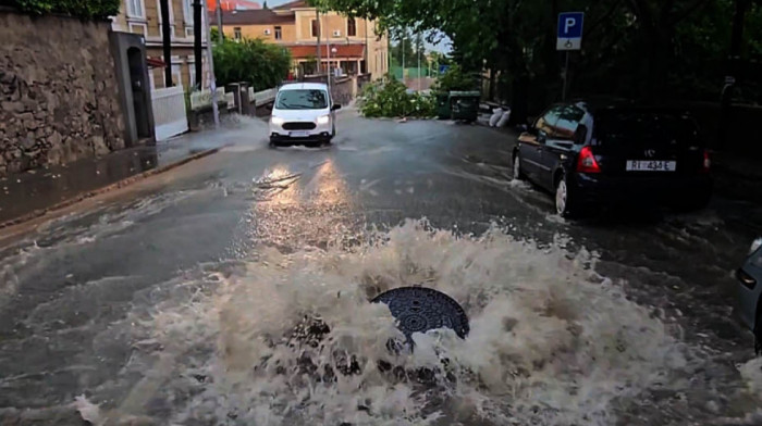 Veliko nevreme u Rijeci: Srušena dizalica na kontejnerskom terminalu, na ulicama bujice