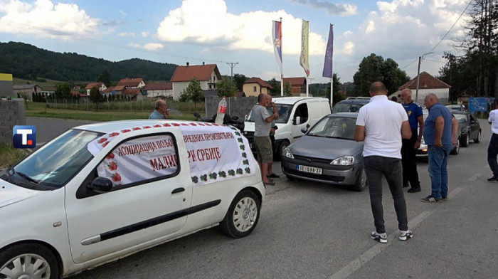 Malinari na sat vremena blokirali hladnjaču u Kravarici kod Arilja