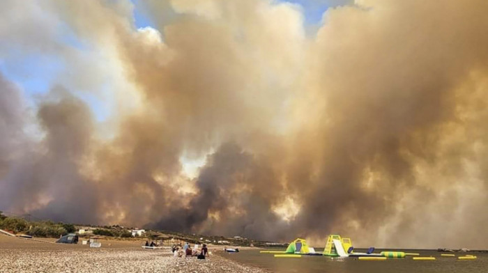 Požar na Rodosu se nekontrolisano širi: Više od 30.000 evakuisano iz kuća i hotela