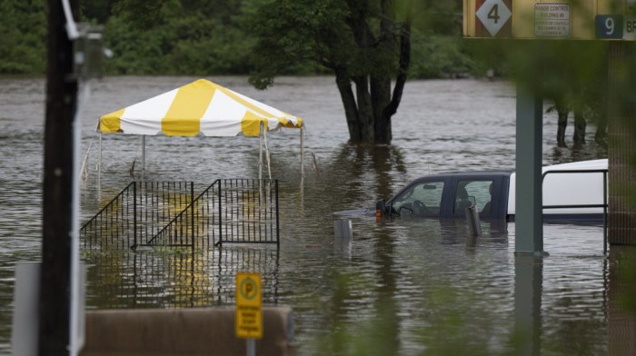 Rekordne poplave na istoku Kanade, traga se za dvoje dece koji su bili u automobilu koji je potopljen