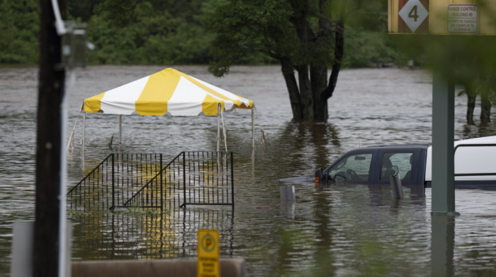 Rekordne poplave na istoku Kanade, traga se za dvoje dece koji su bili u automobilu koji je potopljen