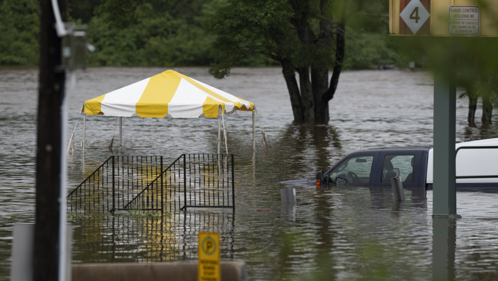 Rekordne poplave na istoku Kanade, traga se za dvoje dece koji su bili u automobilu koji je potopljen