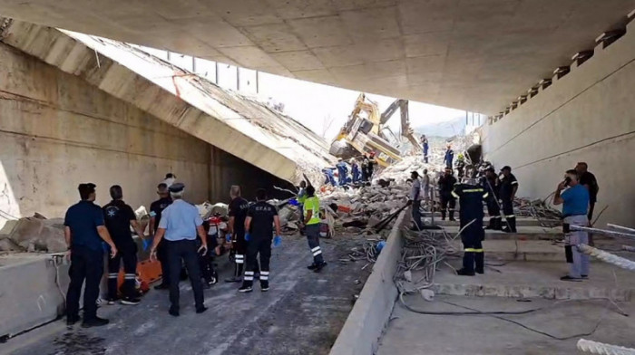 Dramatične scene iz Grčke: Srušio se deo mosta kod Patre, najmanje jedna žrtva, ispod ruševina se čuju glasovi (VIDEO)