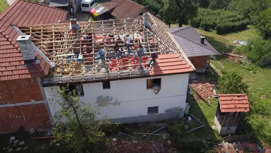 Grad u Arilju uništio maline i ostavio brojna domaćinsta bez krova nad glavom, opština očekuje pomoć Republike