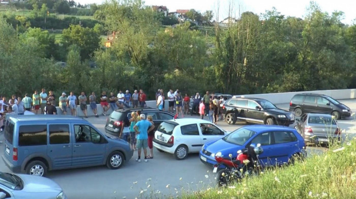 Malinari na sat vremena blokirali hladnjaču u naselju Rupeljevo u Požegi