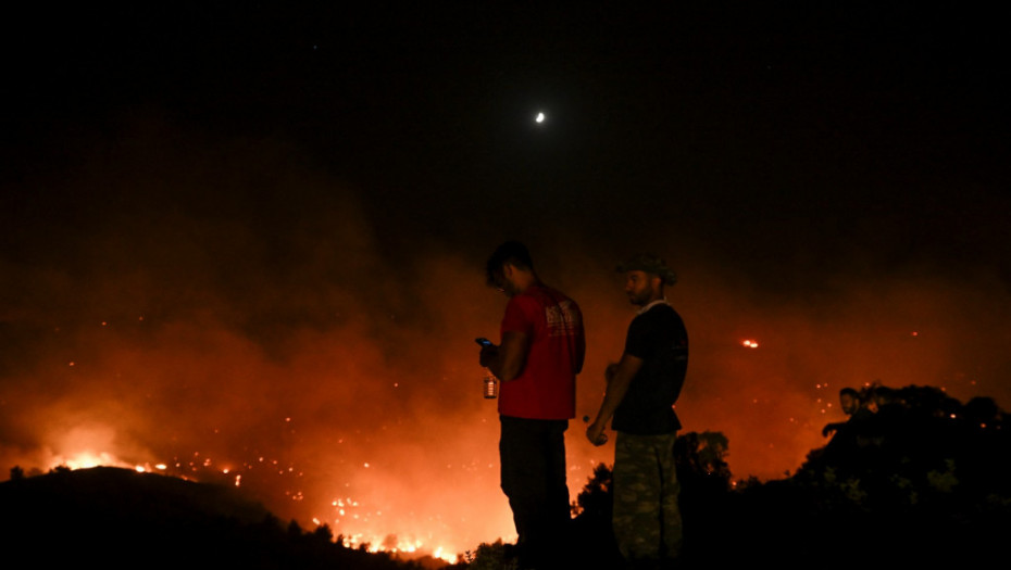 Grčki vatrogasci gase požare na više frontova: Gori na Rodosu, Karistosu, Krfu, Ahaji...