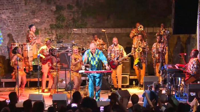 Femi Kuti sa bendom održao koncert u Beogradu: Pozitivna energija i zvuk Afrike u Barutani