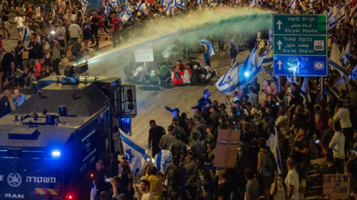 Nastavljaju se protesti u Izraelu: Policija konjima i vodenim topovima na demonstrante, više desetina uhapšenih