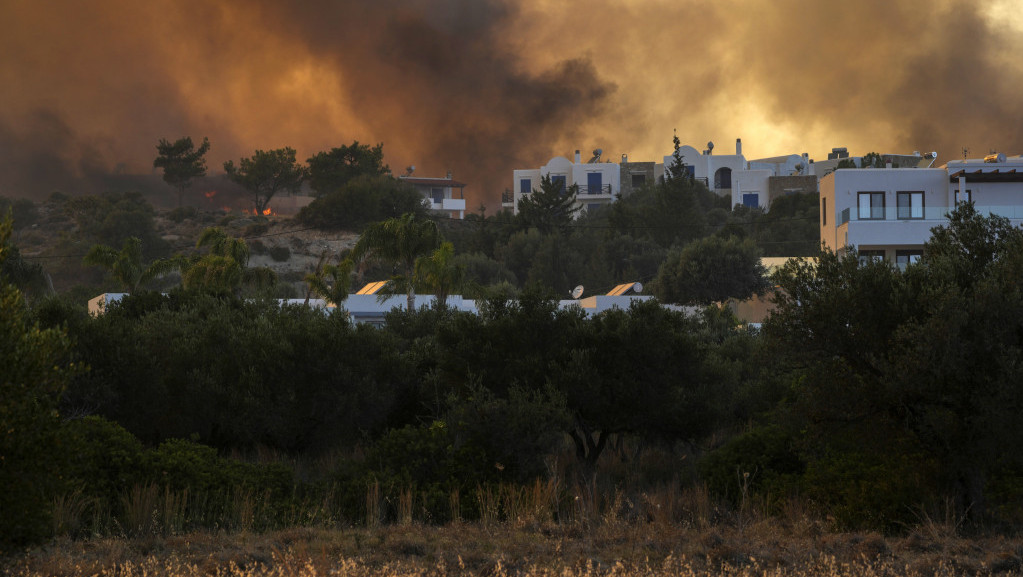Grčka vlada prikuplja podatke o broju turista koji su zbog požara prekinuli odmor na Rodosu