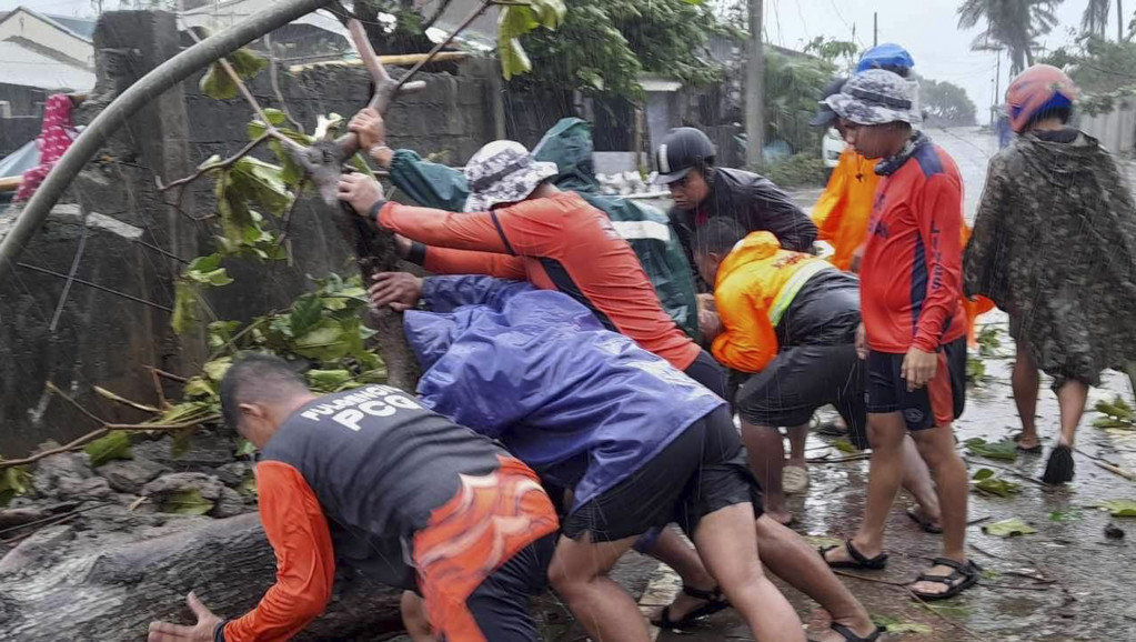 Broj žrtava tajfuna na Filipinima porastao na šest, na hiljade raseljeno