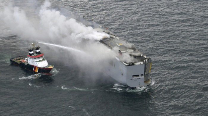 Požar na panamskom teretnom brodu na obali Holandije i dalje nije ugašen