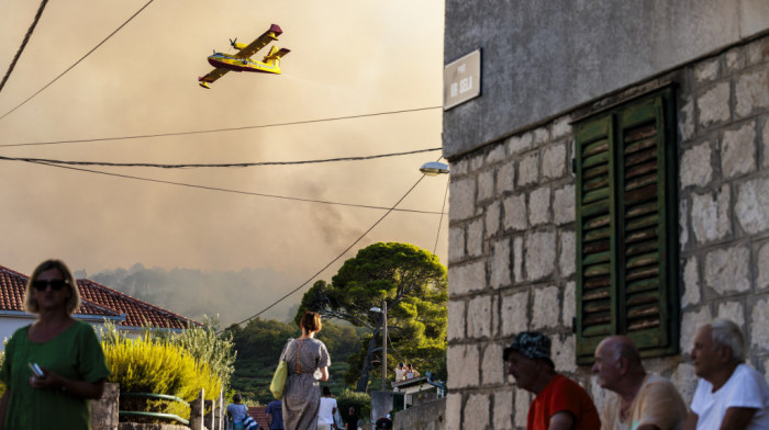 Požar na Čiovu u Hrvatskoj se proširio, pred vatrogascima teška noć