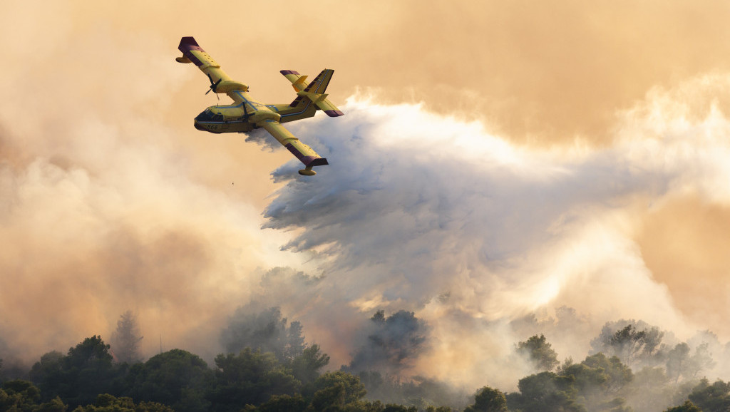 Bukti požar na Čiovu u Hrvatskoj, očekuje se dolazak kanadera: Izgorelo više od 400 hektara šume i niskog rastinja