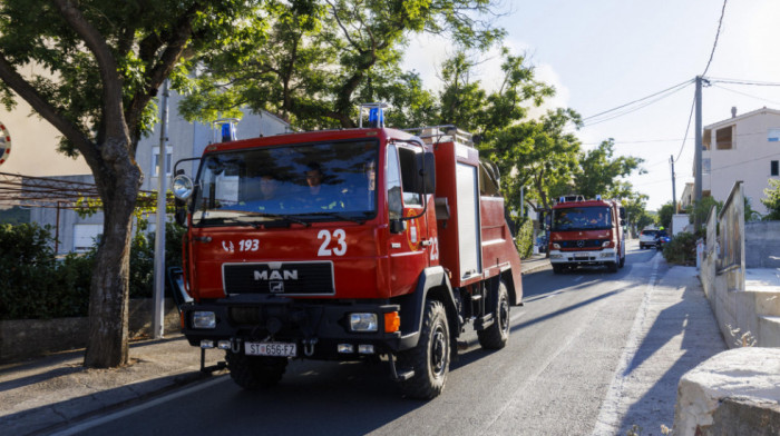 Požar u stanu u zagrebačkoj Dubravi, spaseno sedam osoba