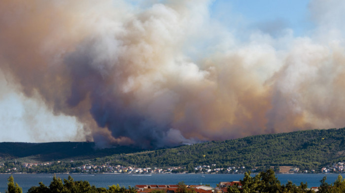 Požar na Čiovu u Hrvatskoj još nije ugašen, noćas dežurala 62 vatrogasca