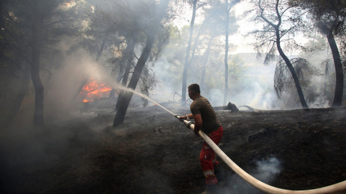 U Albaniji aktivno pet požara: Jaki vetrovi otežavaju gašenje, aktivno 200 vatrogasaca