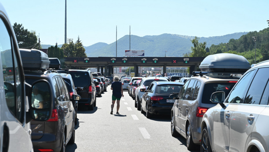 Na graničnom prelazu Gradina automobili čekaju do dva sata: "Naporno je, ali nemamo izbora"