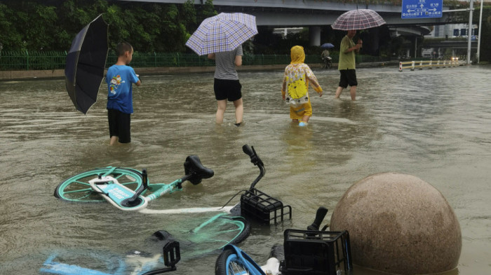 Tajfun Doksuri i dalje besni, evakuisane desetine hiljada ljudi u Pekingu