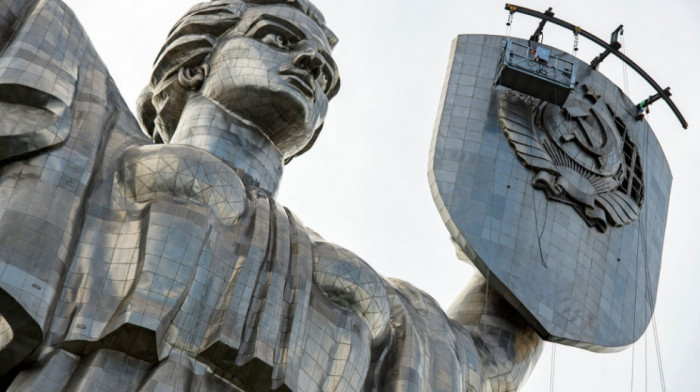Počelo uklanjanje sovjetskih simbola sa statue Majke domovine u Kijevu, zameniće ih trozubac