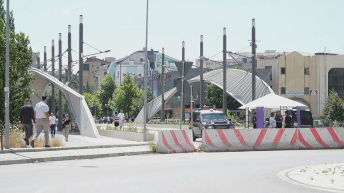 Provokativne odluke albanskih odbornika u Severnoj Mitrovici: Skidanje srpskih zastava, promenjen logo i pečat...