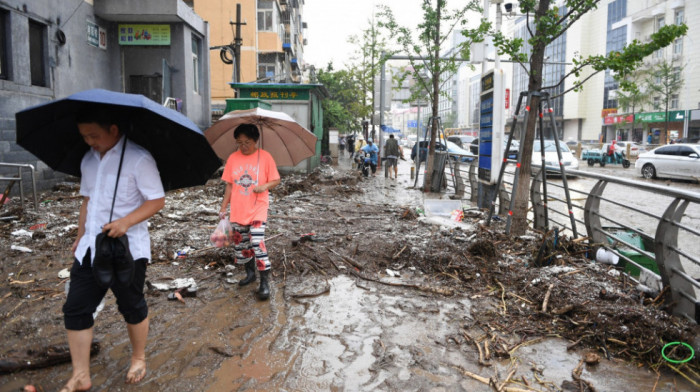 U Pekingu 11 osoba poginulo, 27 nestalo u poplavama