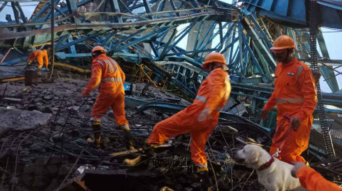 Najmanje 16 radnika poginulo u Indiji, srušio se kran tokom izgradnje mosta