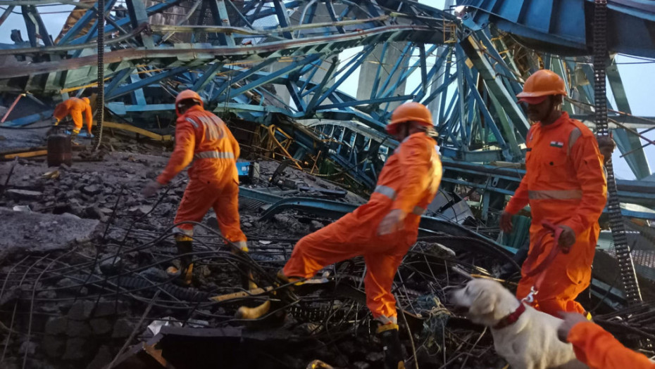 Najmanje 16 radnika poginulo u Indiji, srušio se kran tokom izgradnje mosta