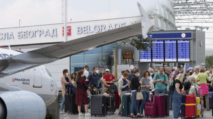 Vidi li se kraj vrtlogu problema: Manjak ljudi i višak kofera na beogradskom aerodromu u jeku sezone