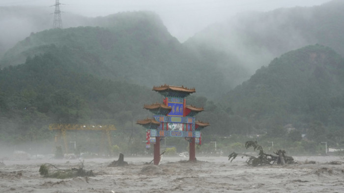 U poplavama u Kini poginulo najmanje 20 osoba, nestalo njih 27