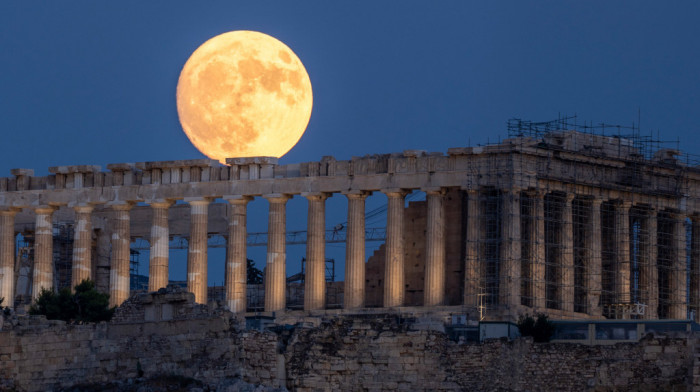 Veličanstveni "supermesec" obasjao planetu: Fotografije iz celog sveta dočarale nebeski fenomen