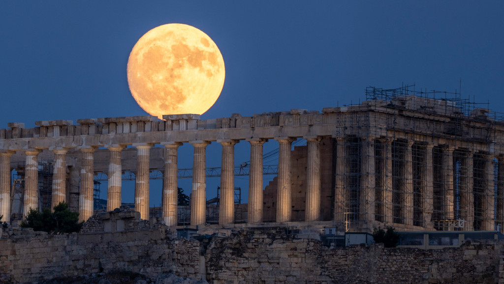 Veličanstveni "supermesec" obasjao planetu: Fotografije iz celog sveta dočarale nebeski fenomen