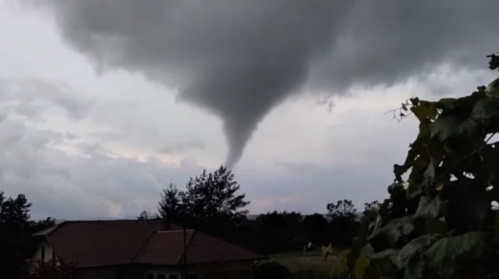 Dramatičan snimak formiranja vrtloga u Sloveniji: Meteorolozi potvrdili da je alpsku zemlju poharao tornado