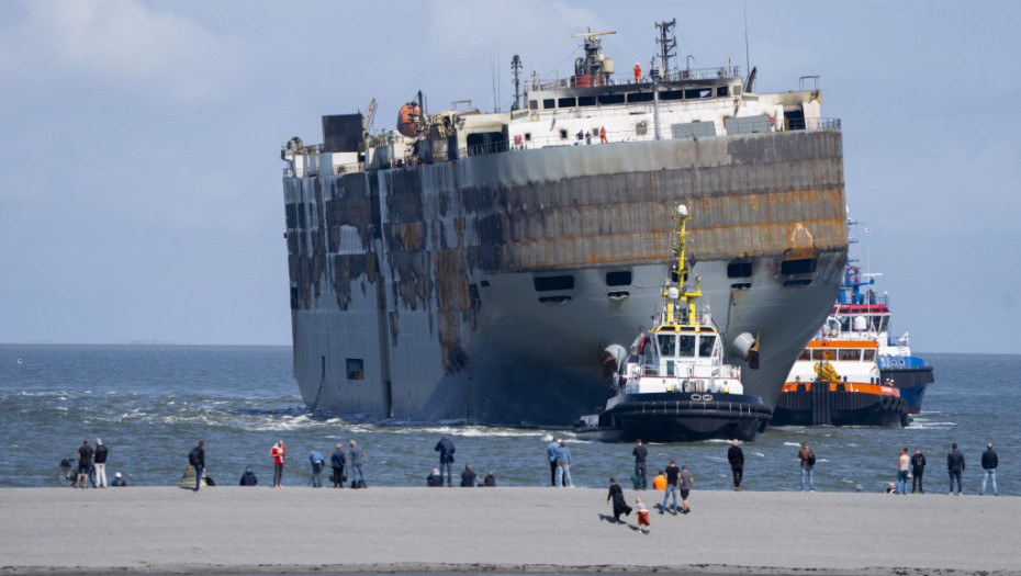 Teretni brod na kojem je nedelju dana besneo požar i poginuo jedan član posade pristao u luku u Holandiji