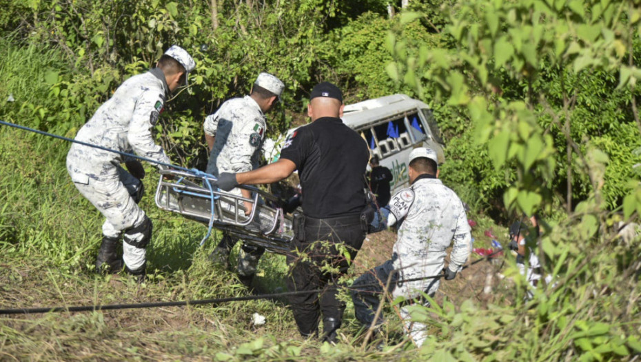 Autobus sleteo s puta na zapadu Meksika, poginulo 15 osoba, više od 20 povređenih
