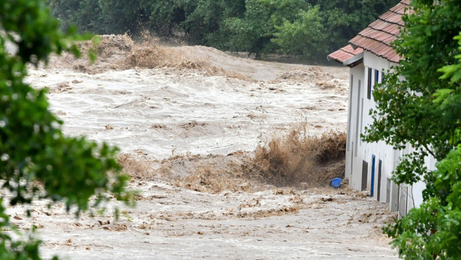 Prizori koji su obišli region: Vatrogasci u Sloveniji iz poplavljenog vrtića spasili 22 mališana noseći ih u rukama