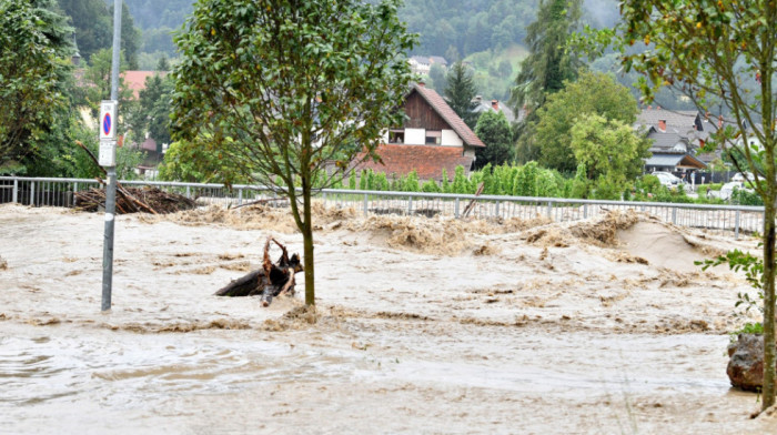 Snažno nevreme se premestilo na istok Slovenije, u Celju počinje šira evakuacija, bez struje oko 12.000 korisnika