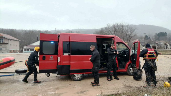 Akcija beranskih vatrogasaca: Petočlana porodica iz Srbije spasena iz vozila zaglavljenog u snegu