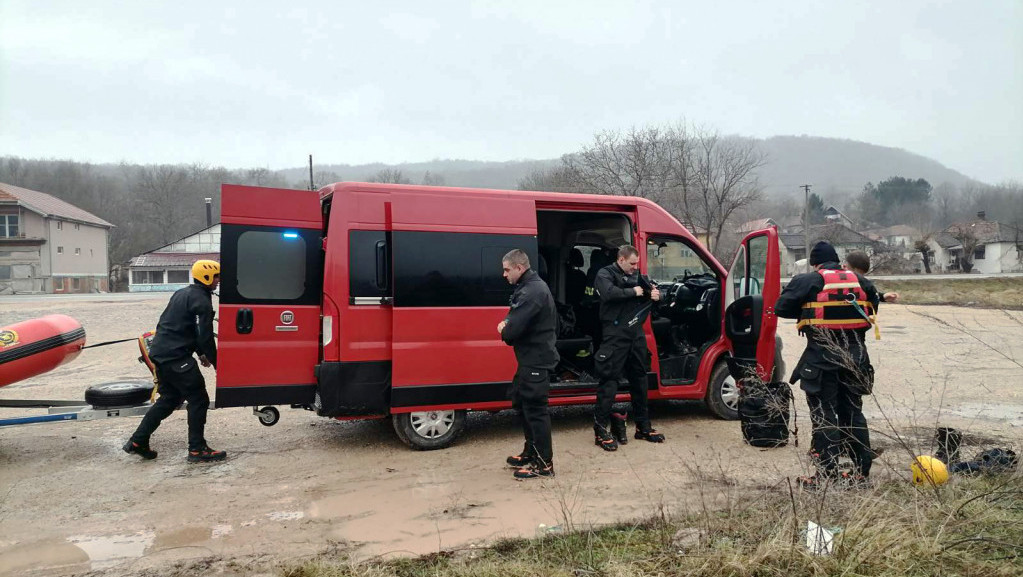 Akcija beranskih vatrogasaca: Petočlana porodica iz Srbije spasena iz vozila zaglavljenog u snegu