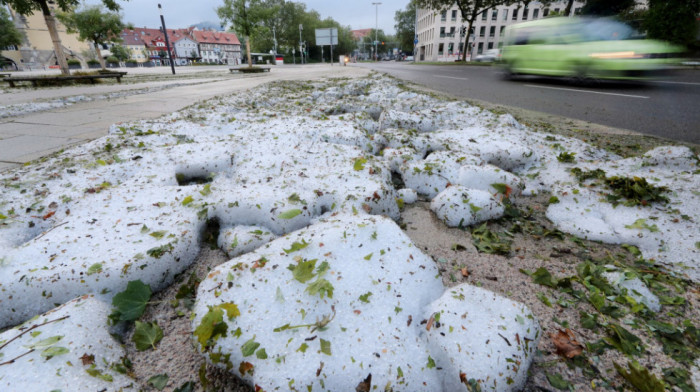 Snažno nevreme pogodilo nemački grad Rojtlingen: Mašine za sneg uklanjale grad