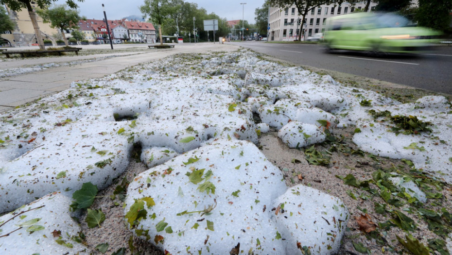 Snažno nevreme pogodilo nemački grad Rojtlingen: Mašine za sneg uklanjale grad