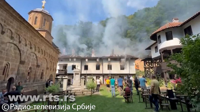 Lokalizovan požar u konacima manastira Vraćevšnica: Nema povređenih, manastirska riznica sačuvana