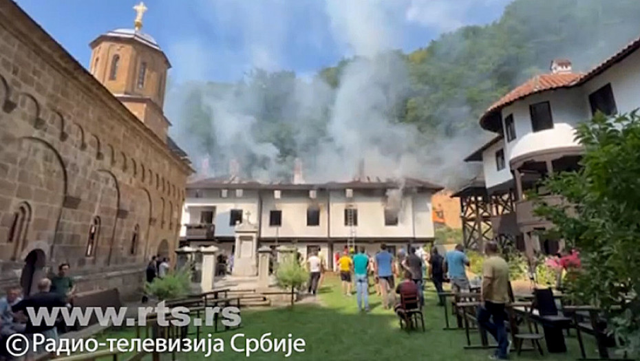Lokalizovan požar u konacima manastira Vraćevšnica: Nema povređenih, manastirska riznica sačuvana