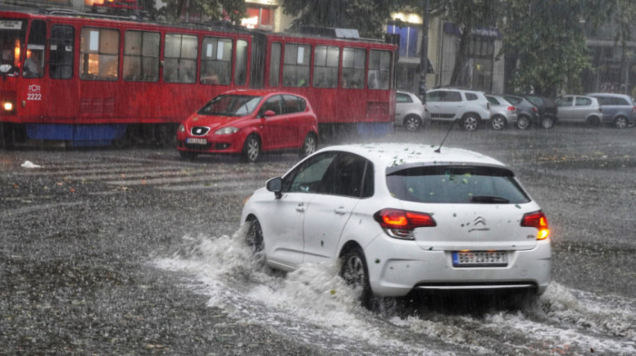 Posledice nevremena u Beogradu: Spasene tri osobe, vetar nosio krov i sa zgrade parlamenta